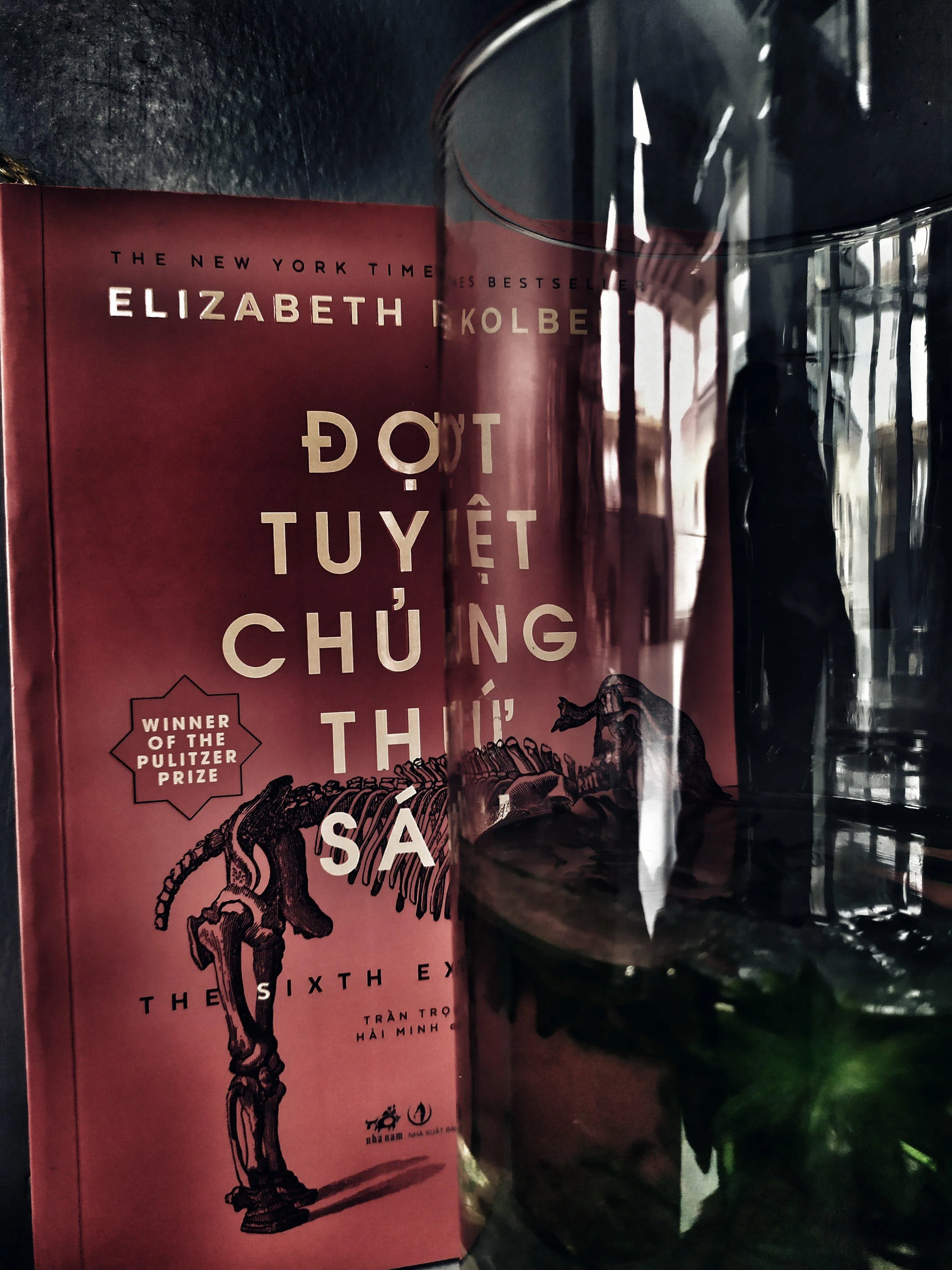 Quyến sách phản ánh một thế giới trong đó chúng ta đang tự chôn chính mình. (Ảnh: BlogAnChoi)