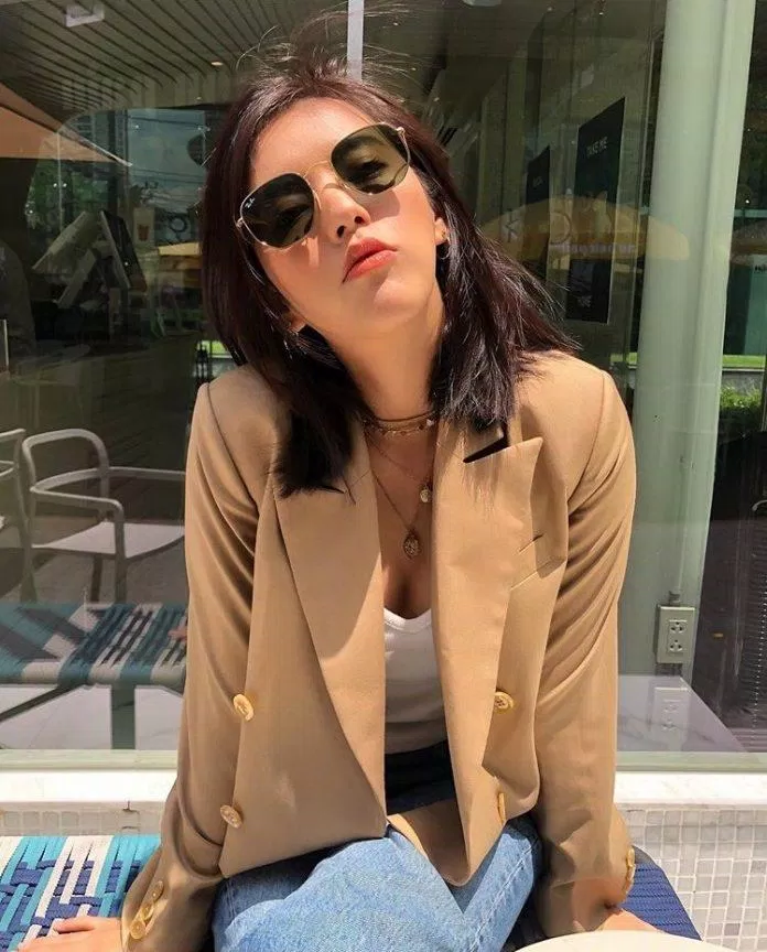 Chiếc kính râm màu đen không có gì đặc biệt nhưng "bông hồng" Thái - Việt Trúc Anh chọn phối cùng blazer nâu trông rất hiện đại (Nguồn: Instagram @ggigie).