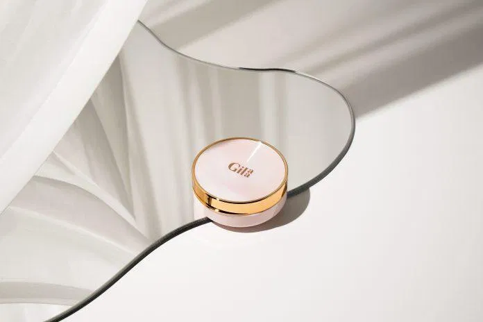 Gilaa Long Wear DD Cushion có thế kế hologram cực kỳ trendy. (Nguồn: Internet)