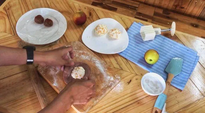 Lấy 1 phần bột đã chia sẵn, xoa đều bột bánh dẻo và cán mỏng.