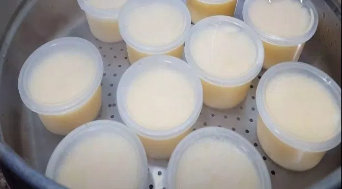 Rót hỗn hợp trứng sữa vào khuôn, cho vào nồi hấp chín (Nguồn: Góc Bếp Nhỏ)