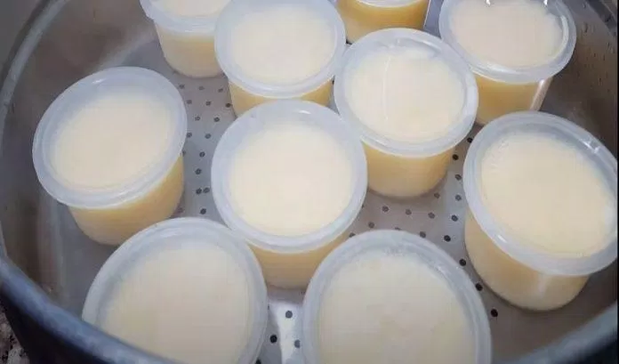 Đổ hỗn hợp sữa trứng vào khuôn rồi cho vào nồi hấp cách thủy (Nguồn: Góc Bếp)