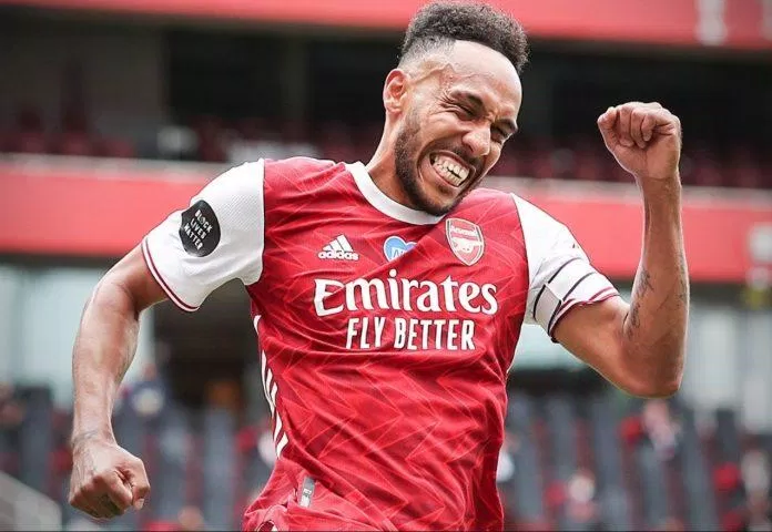 Aubameyang ghi bàn gỡ hòa cho Arsenal.