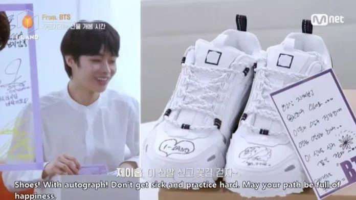 Đôi giày còn có cả chữ ký tỉ mỉ của J-Hope (Ảnh: Twitter)