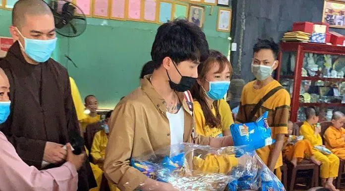 Jack và Fandom Đom đóm tại mái ấm Đức Quang (Ảnh: Internet)