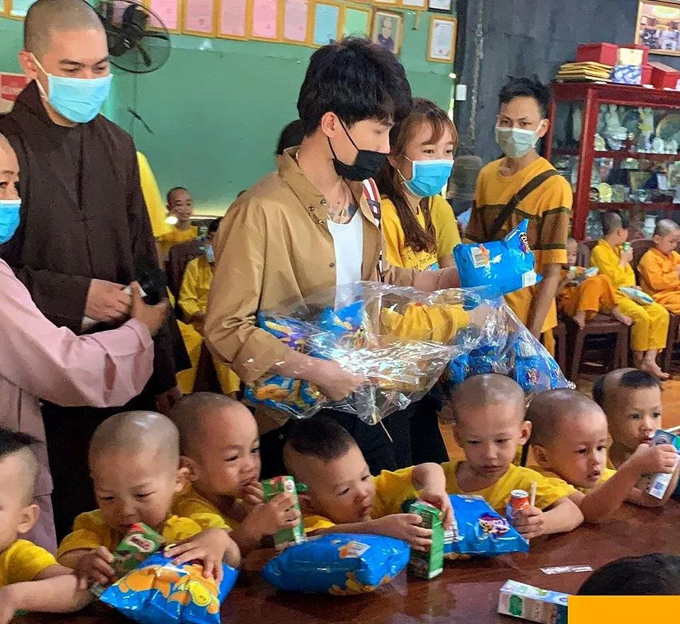 Jack và Fandom Đom đóm tại mái ấm Đức Quang (Ảnh: Internet)