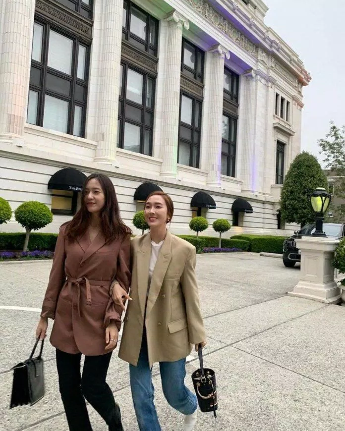 Style dạo phố cùng em gái Krystal (Nguồn: Internet)