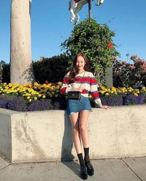 Cùng chiếc áo sweater đó được cô mix cùng váy jeans ngắn trẻ trung năng động (Nguồn: Internet) Cùng chiếc áo sweater đó được cô mix cùng váy jeans ngắn trẻ trung năng động (Nguồn: Internet)