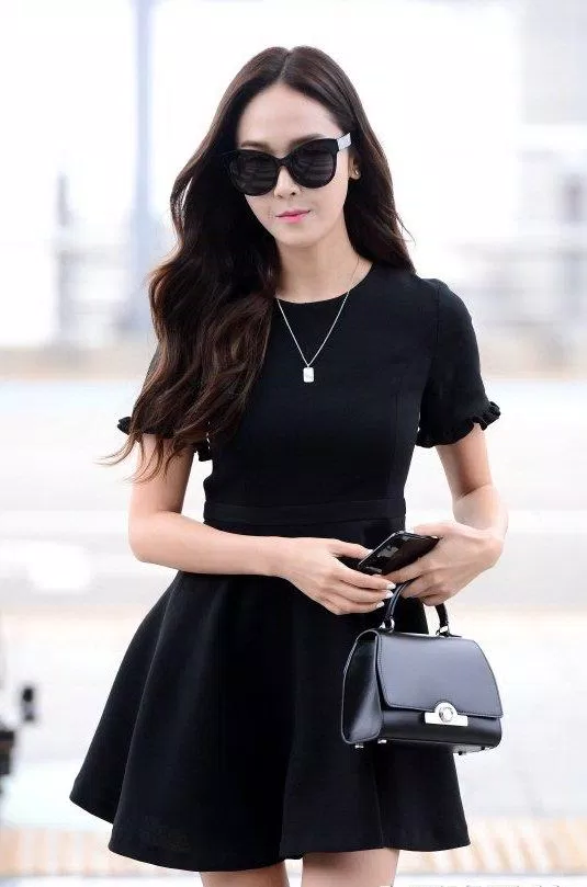 Chỉ với chiếc đầm đen đơn giản phối cùng kính đen và chiếc túi top handle cũng đủ để Jessica toả sáng (Nguồn: Internet)