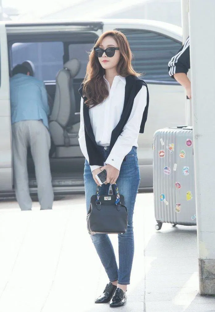 Combo jeans và sơ mi trắng nhưng được Jessica mix and match vô cùng thời thượng (Nguồn: Internet) Combo jeans và sơ mi trắng nhưng được Jessica mix and match vô cùng thời thượng (Nguồn: Internet)