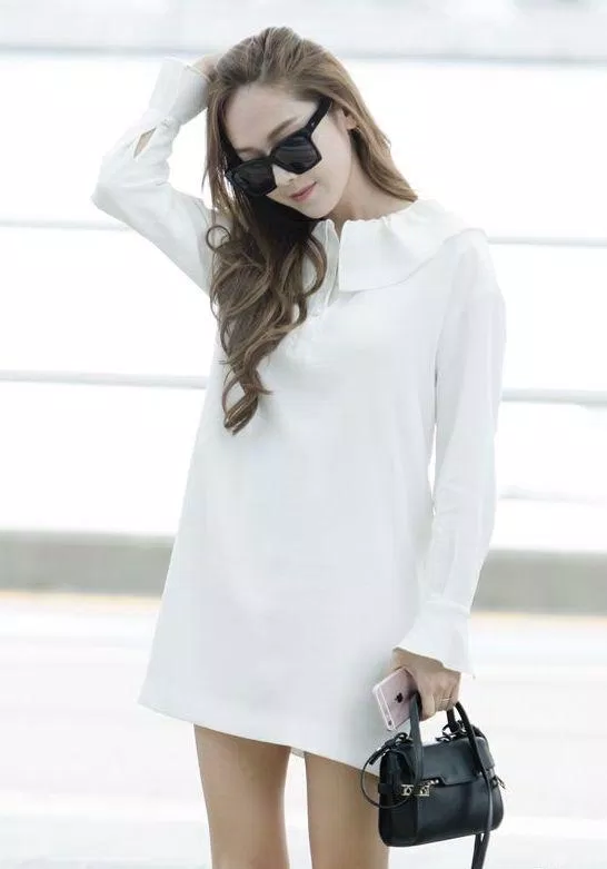 Dịu dàng và đơn giản cùng chiếc đầm suông trắng, với phụ kiện mắt kính và túi xách đen nhỏ cầm tay (Nguồn: Internet)