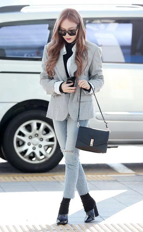 Có vẻ cô rất thích sự kết hợp giữa quần jeans và áo blazer (Nguồn: Internet) Có vẻ cô rất thích sự kết hợp giữa quần jeans và áo blazer (Nguồn: Internet)