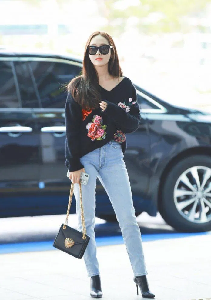 Jeans và áo sweater đi cùng giầy boot cao gót tạo nên một outfit tuyệt vời (Nguồn: Internet)