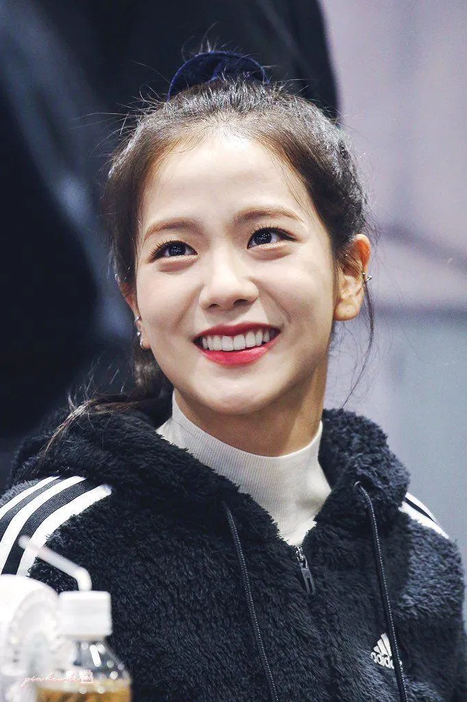 Nhìn Jisoo cười, cả trai lẫn gái cũng đều phải “tan chảy” (Ảnh: Internet)