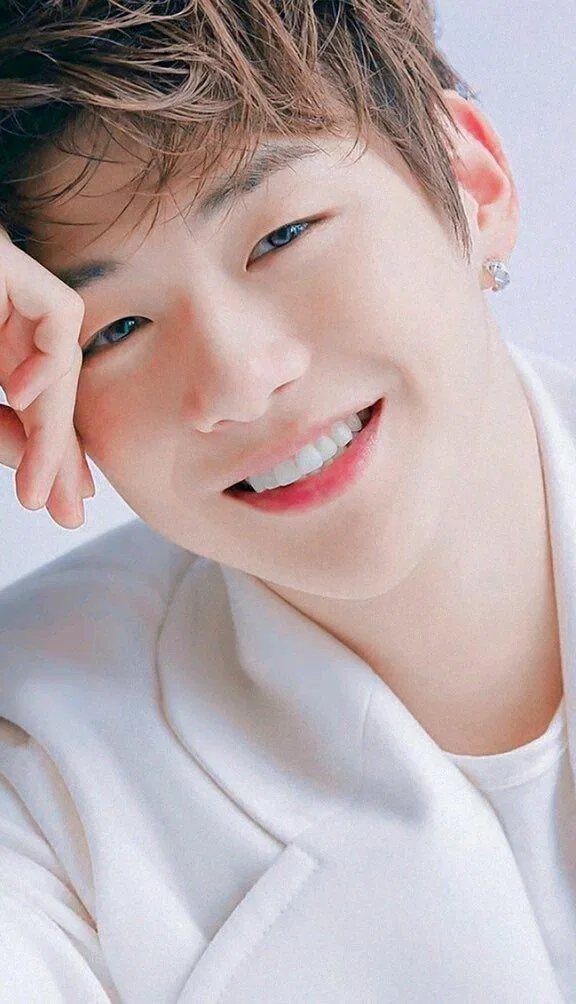 Kang Daniel mang lại cảm giác "hiền ơi là hiền" khi cười (Ảnh: Internet)