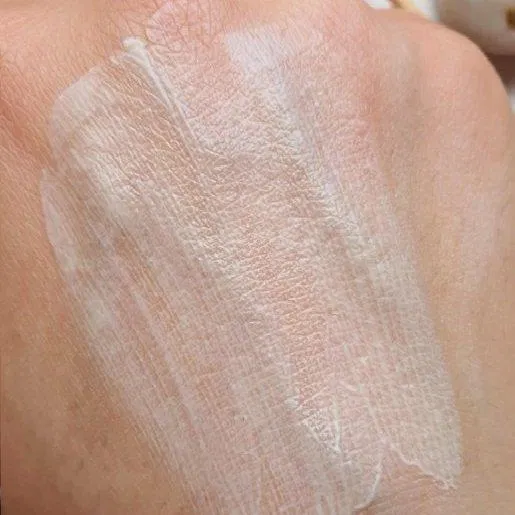Kem chống nắng rất dễ tán, không vón, thấm nhanh. (Nguồn: Internet.)
