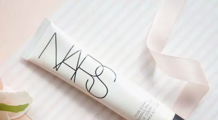 Kem lót Nars Cosmetics Pore Shine Control phù hợp với bạn có mong muốn kiềm dầu để có một lớp nền hoàn hảo. (Nguồn: Internet).