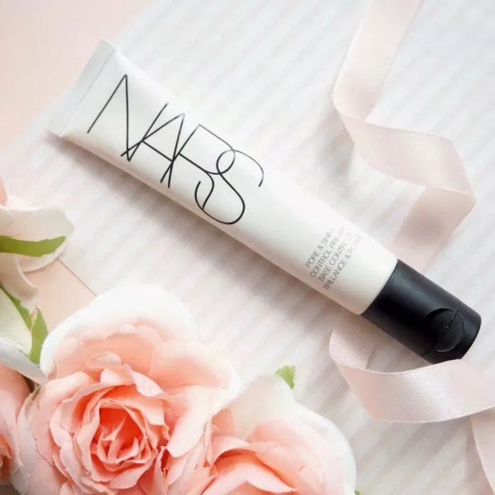 Kem lót Nars Cosmetics Pore Shine Control phù hợp với bạn có mong muốn kiềm dầu để có một lớp nền hoàn hảo. (Nguồn: Internet).