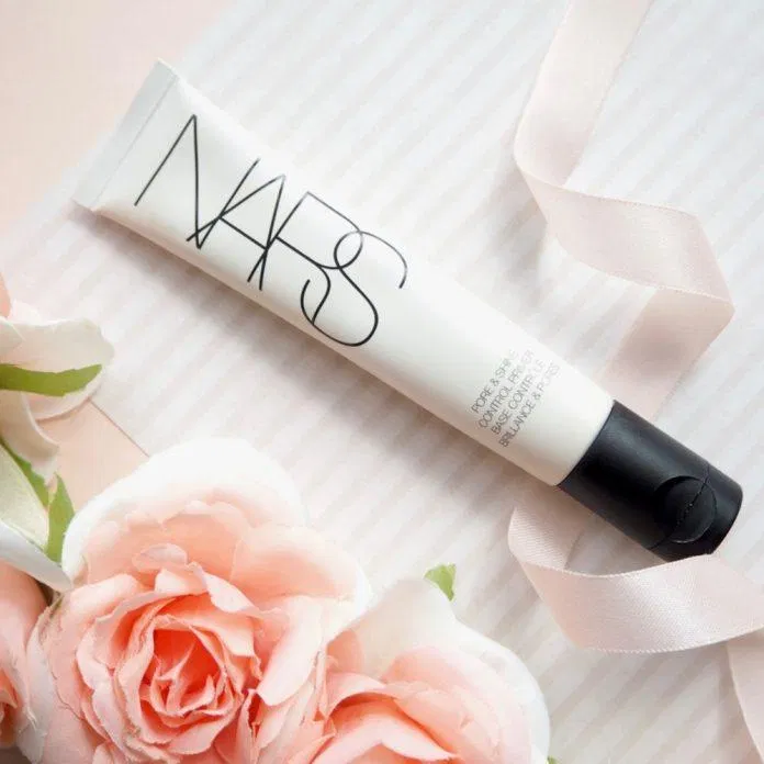 Kem lót Nars Cosmetics Pore Shine Control phù hợp với bạn có mong muốn kiềm dầu để có một lớp nền hoàn hảo. (Nguồn: Internet).