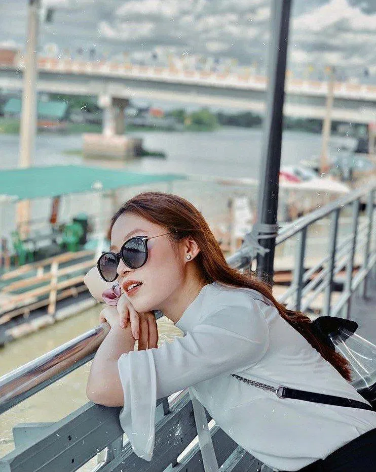 Siêu đơn giản như hotgirl Khánh Vy, áo sơ mi trắng cùng với kính đen tròn cũng khiến người khác khó rời mắt (Nguồn: Instagram @khanhvyccf).