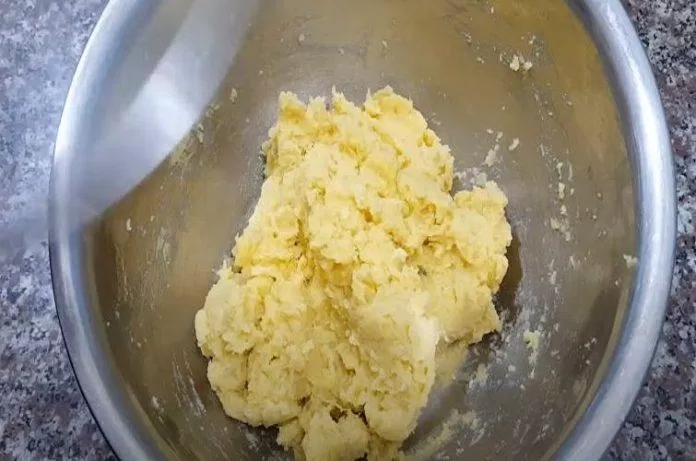 Khoai tây hấp, nghiền, trộn với bơ, sữa và lòng đỏ trứng (Nguồn: Góc bếp)