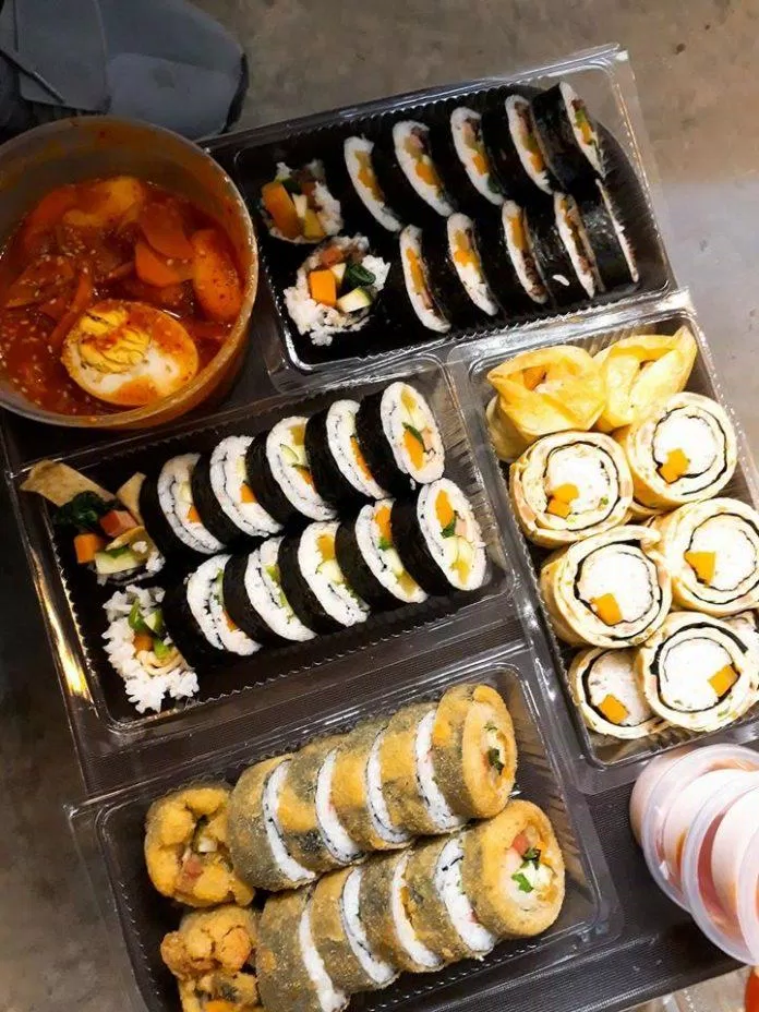 Kim bắp có vị ngon, dẻo của cơm, cuốn nào cũng to (Nguồn: Facebook Kimbap Joy)