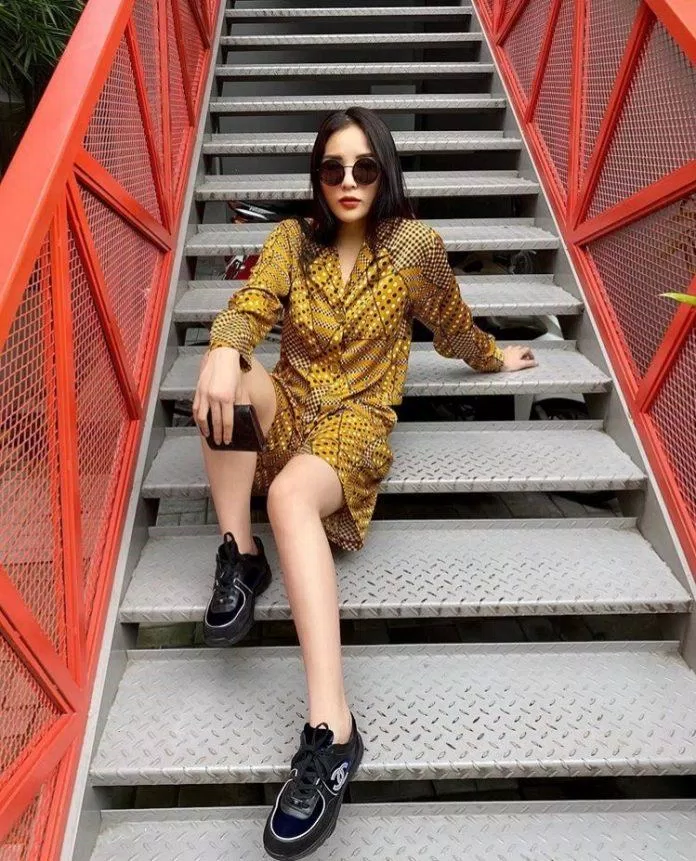 Người đẹp Kỳ Duyên trông cực chất trong bộ jumpsuit vàng chói cùng chiếc kính đầy vẻ bí ẩn (Nguồn: Instagram @kyduyen1311).