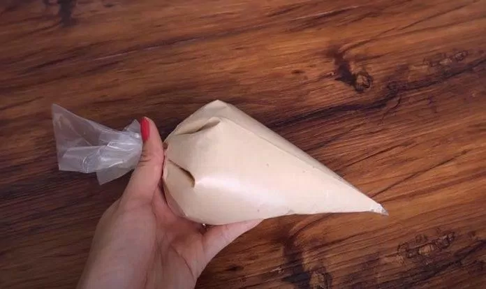 75 Cách làm bánh trà sữa trân châu đường đen mềm thơm, béo ngậy mới nhất 16 Trộn hỗn hợp trà sữa với whipping cream đã đánh bông, cho vào túi bắt kem (Nguồn: Món Ăn Ngon)