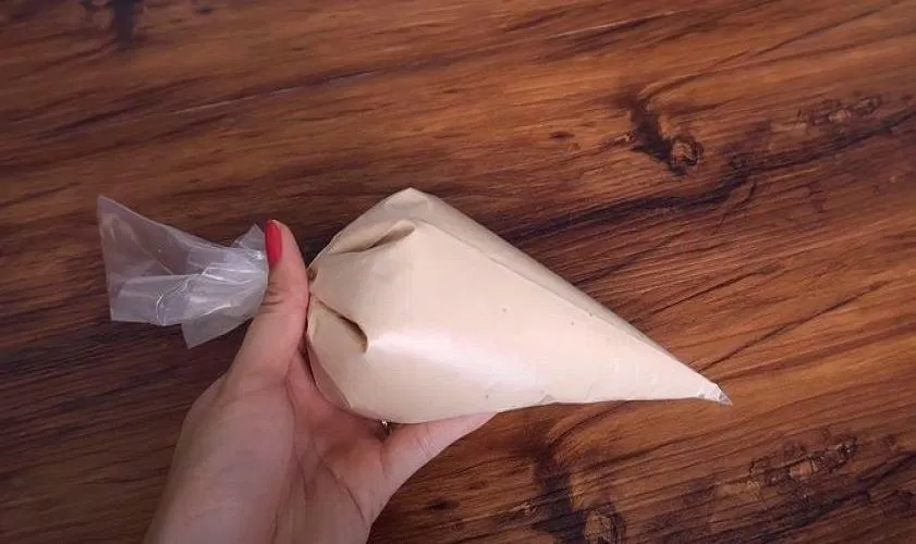 Trộn hỗn hợp trà sữa với whipping cream đã đánh bông, cho vào túi bắt kem (Nguồn: Món Ăn Ngon)