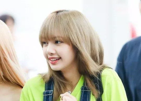 "Búp bê sống" Lisa đáng yêu, năng động trong chiếc quần yếm jean và áo thun xanh neon. (nguồn ảnh: Internet) "Búp bê sống" Lisa đáng yêu, năng động trong chiếc quần yếm jean và áo thun xanh neon. (nguồn ảnh: Internet)