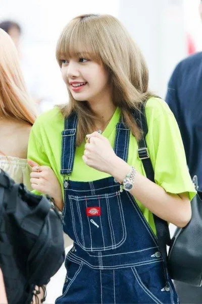"Búp bê sống" Lisa đáng yêu, năng động trong chiếc quần yếm jean và áo thun xanh neon. (nguồn ảnh: Internet) "Búp bê sống" Lisa đáng yêu, năng động trong chiếc quần yếm jean và áo thun xanh neon. (nguồn ảnh: Internet)