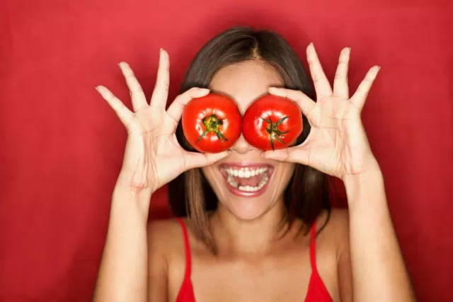 Mặt nạ cà chua nhiều dưỡng chất trị mụn ẩn
