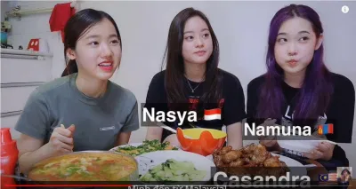 Ba người bạn được mời tới, mỗi người đến từ một quốc gia khác nhau.