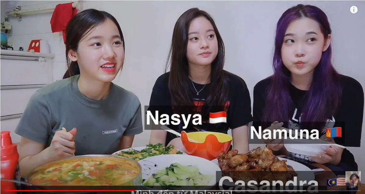 Ba người bạn được mời tới, mỗi người đến từ một quốc gia khác nhau.