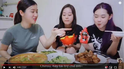 Các cô nàng đang quảng cáo miễn phí cho tương ớt Chin su