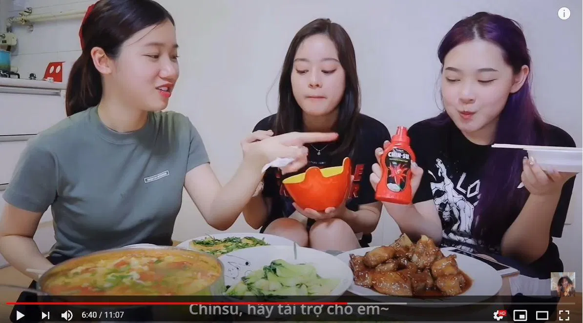 Các cô nàng đang quảng cáo miễn phí cho tương ớt Chin su