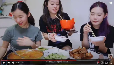 Trước vị "đưa cơm" khó cưỡng của các món ăn, cô gái Indonesia đã phải ăn thêm bát cơm nữa.