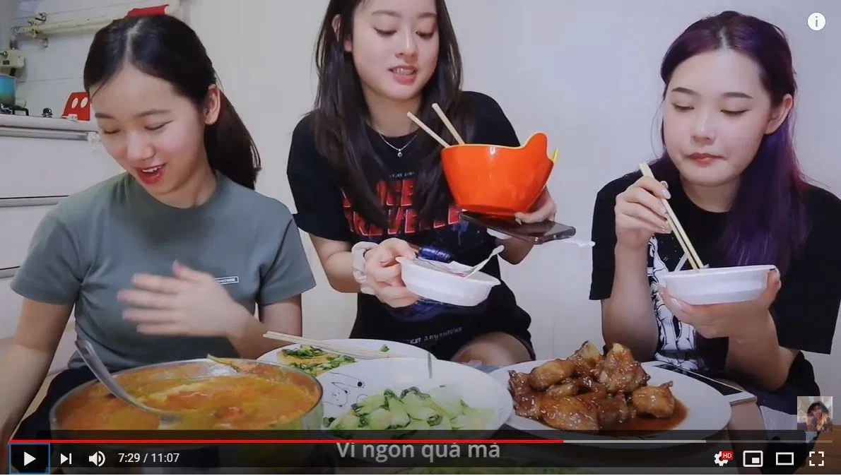 Trước vị "đưa cơm" khó cưỡng của các món ăn, cô gái Indonesia đã phải ăn thêm bát cơm nữa.