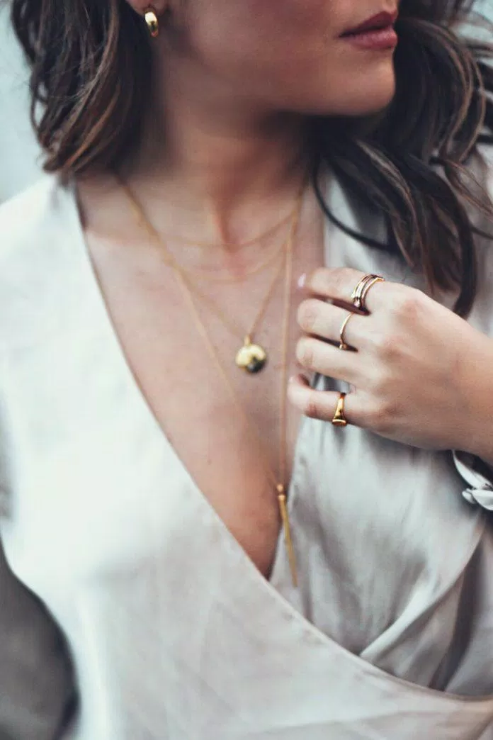Nhẫn vàng cũng rất hợp với những bộ trang phục tối giản, đặc biệt là style công sở (Ảnh: Internet)