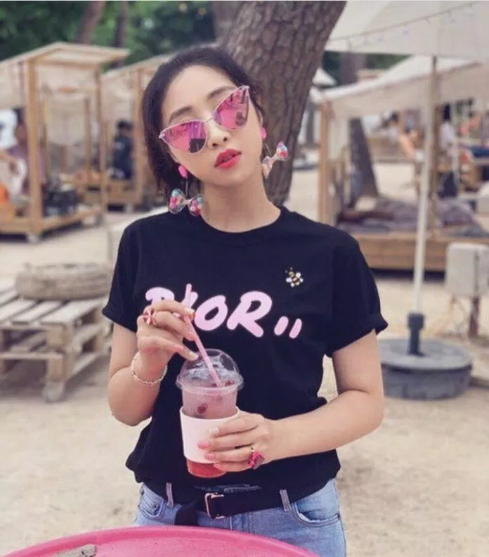 Minzy của nhóm nhạc 1 thời 2NE1 diện đồ rất bình thường nhưng chọn điểm nhấn là chiếc kính màu hồng làm cho cô nàng vô cùng nổi bật (Nguồn: Instagram @_minzy_mz).
