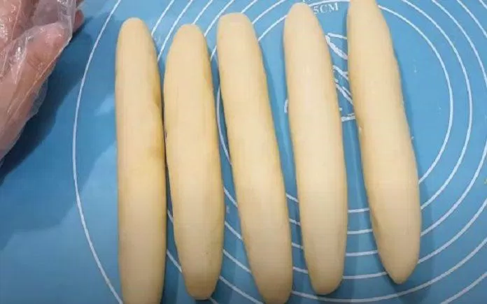 Nặn bánh thành hình củ khoai lang (Nguồn: Góc Bếp)
