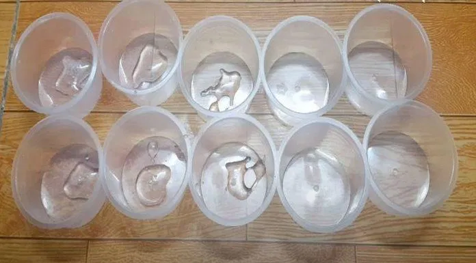 Nấu nước đường cho vào khuôn bánh flan và để nguội (Nguồn: Góc Bếp Nhỏ)