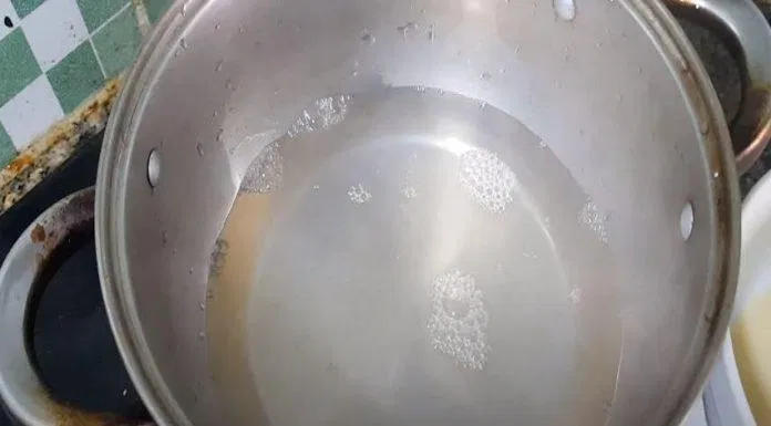 Phần bột rau câu chia làm 3 phần, 1 phần giữ ấm trên bếp (Nguồn: Góc Bếp Nhỏ)