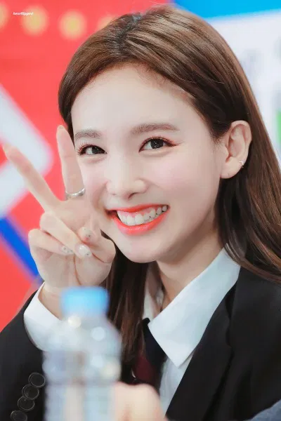 Chị cả Nayeon là thành viên đầu tiên trong số 9 cô gái của TWICE lọt vào top 20. Nữ idol sở hữu ngoại hình tươi tắn, đáng yêu như thỏ con. (Nguồn: Internet)
