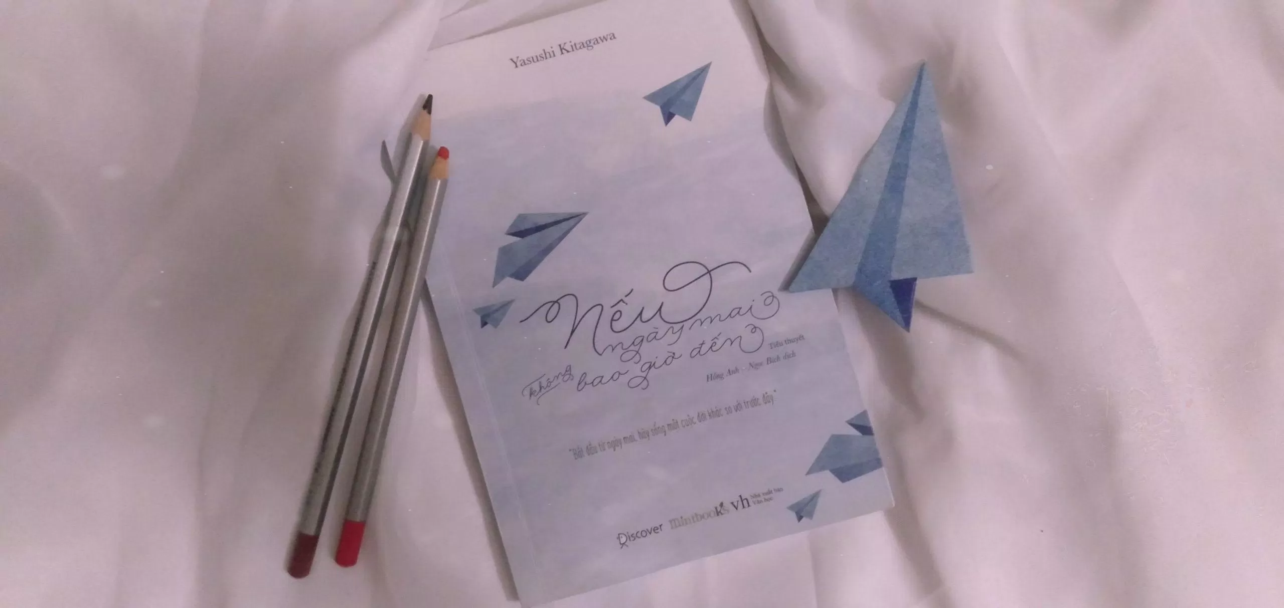 Sách và macbook chiêc máy bay của cuốn sách Nếu Ngày Mai Không Bao Giờ Đến (Nguồn: BlogAnChoi)