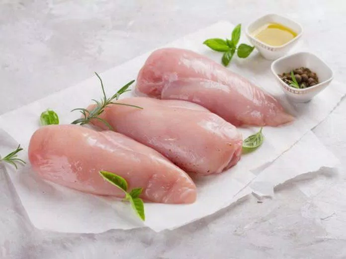 Thịt gà nên dùng phần ức mềm, nhiều thịt (Nguồn: Internet)