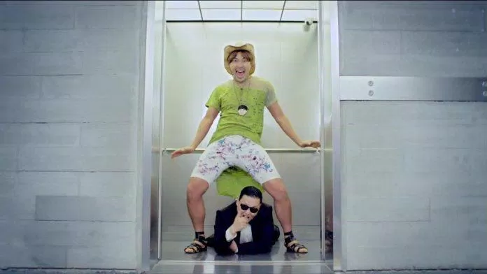 Cảnh xuất hiện cùng PSY của Hong Chul trong “Gangnam Style” (Ảnh: Internet)