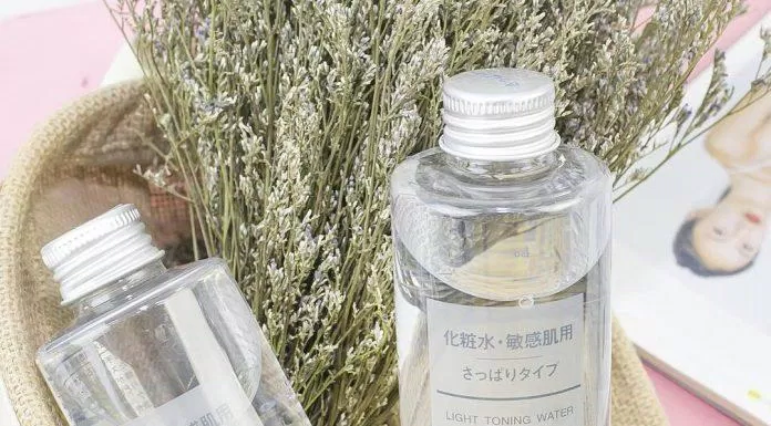 Sản phẩm nước cân bằng Muji Light Toning Water với thiết kế chai trong suốt đơn giản thanh lịch (Nguồn: Internet)
