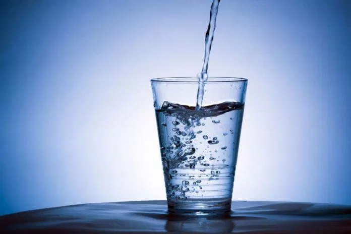 Uống nhiều nước lọc giúp cơ thể đào thải độc tố, làn da được cấp ẩm. (Nguồn: Internet)