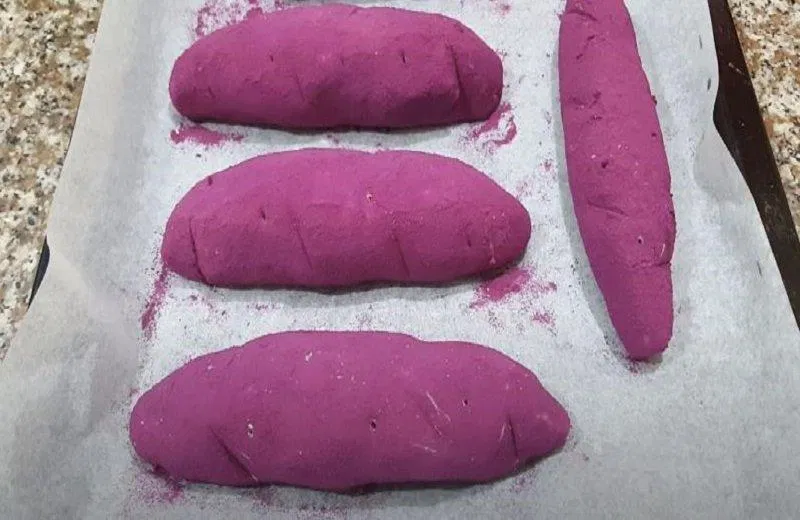 Xếp bánh khoai lang tím vào khay và cho vào lò nướng chín (Nguồn: Góc Bếp Nhỏ)